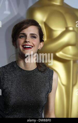 Los Angeles, USA. 2. März 2014. Schauspielerin Emma Watson posiert im Presseraum der 86. Academy Awards aka Oscars im Dolby Theatre in Los Angeles, USA, 2. März 2014. Foto: Hubert Boesl/Dpa-NO WIRE SERVICE/KEIN BILDFUNK-/ Dpa/Alamy Live News Stockfoto