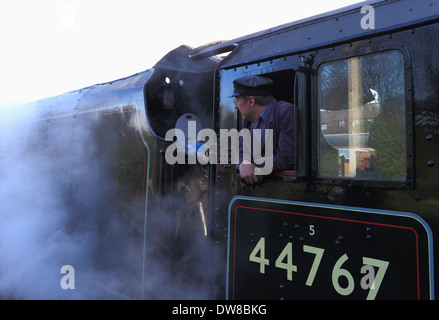 Lokführer an Bord LMS "Schwarze fünf" No 44767 warten auf Abfahrt im Sheringham North Norfolk Railway Station. Stockfoto