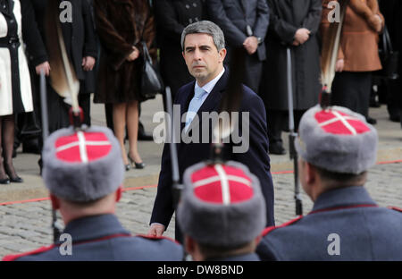 Sofia, Bulgarien. 3. März 2014. Bulgarian President Rosen Plevneliev (C) inspiziert eine Parade während der Bundesfeier in Sofia, Bulgarien, 3. März 2014 statt. Bildnachweis: BTA/Xinhua/Alamy Live-Nachrichten Stockfoto