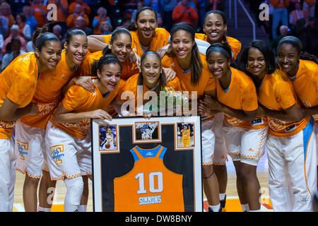 Knoxville, TN, USA. 2. März 2014. 2. März 2014:senior Meighan Simmons #10 der Tennessee Lady Freiwilligen ist umgeben von ihrem Team vor der NCAA Basketball-Spiel zwischen der University of Tennessee Lady Vols und die South Carolina Gamecocks an Thompson-Boling Arena in Knoxville, TN © Csm/Alamy Live-Nachrichten Stockfoto