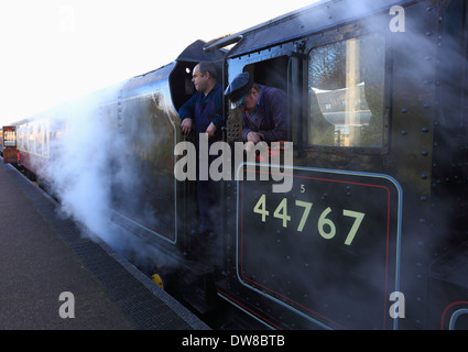 Lokführer an Bord LMS "Schwarze fünf" No 44767 warten auf Abfahrt im Sheringham North Norfolk Railway Station. Stockfoto