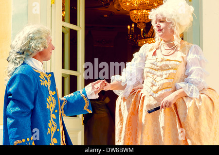 Mann und Frau in den Palast-Kostümen auf dem ball Stockfoto