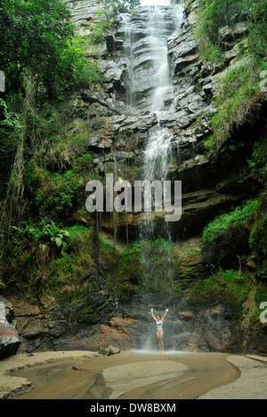 Port Shepstone, KwaZulu-Natal, Südafrika, junge Frau im Bikini unter dem Wasserfall stehen, Oribi Gorge Nature Reserve, Landschaft, Menschen Stockfoto