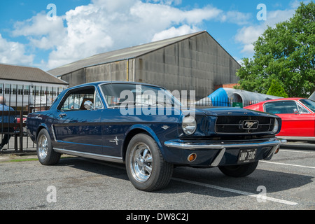 WEYBRIDGE, SURRY, UK - AUGUST 18:1965 blau Ford Mustang Coupe auf der jährlichen Brooklands Motor Museen Mustang und Abi Stockfoto