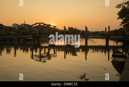 Sonnenuntergang über Sohn Thu Bon Fluss und Brücke Hoi An Vietnam Stockfoto