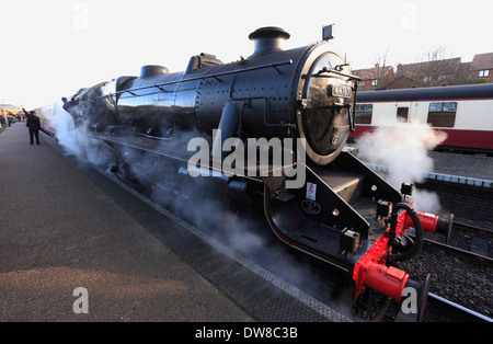 LMS "Black Five" No 44767 George Stephenson will von Sheringham Bahnhof in North Norfolk abgehen. Stockfoto