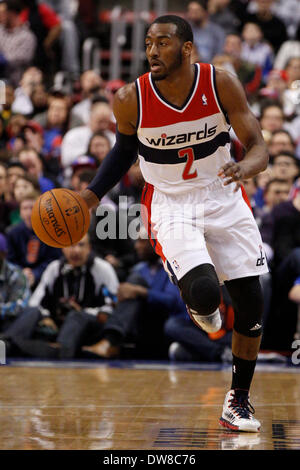 1. März 2014: Washington Wizards Point guard John Wall (2) in Aktion während des NBA-Spiels zwischen der Washington Wizards und die Philadelphia 76ers im Wells Fargo Center in Philadelphia, Pennsylvania. Die Wizards gewonnen 122-103. (Christopher Szagola/Cal Sport Media) Stockfoto