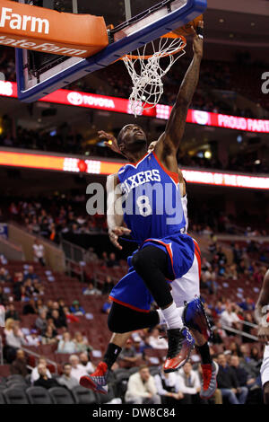 1. März 2014: Philadelphia 76ers shooting Guard, die Tony Wroten (8) für die Aufnahme über Washington Wizards shooting Guard Garrett Temple (17) während des NBA-Spiels zwischen der Washington Wizards und die Philadelphia 76ers im Wells Fargo Center in Philadelphia, Pennsylvania steigt. Die Wizards gewonnen 122-103. (Christopher Szagola/Cal Sport Media) Stockfoto