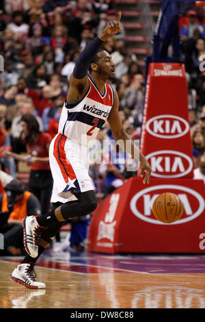 1. März 2014: Washington Wizards Point guard John Wall (2) in Aktion während des NBA-Spiels zwischen der Washington Wizards und die Philadelphia 76ers im Wells Fargo Center in Philadelphia, Pennsylvania. Die Wizards gewonnen 122-103. (Christopher Szagola/Cal Sport Media) Stockfoto