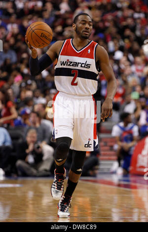 1. März 2014: Washington Wizards Point guard John Wall (2) in Aktion während des NBA-Spiels zwischen der Washington Wizards und die Philadelphia 76ers im Wells Fargo Center in Philadelphia, Pennsylvania. Die Wizards gewonnen 122-103. (Christopher Szagola/Cal Sport Media) Stockfoto