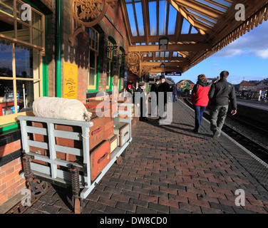 Gepäck und Personen auf der Plattform in Sheringham Station in North Norfolk. Stockfoto