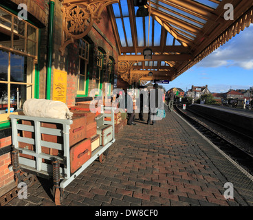 Gepäck und Personen auf der Plattform in Sheringham Station in North Norfolk. Stockfoto