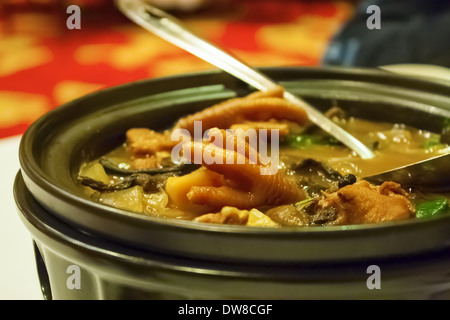 Geschmorte Hühnerfüße in schwarzer Bohnensauce Stockfoto