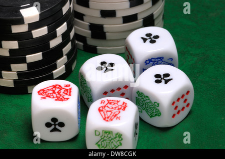 Poker Dice und Wetten chips Stockfoto