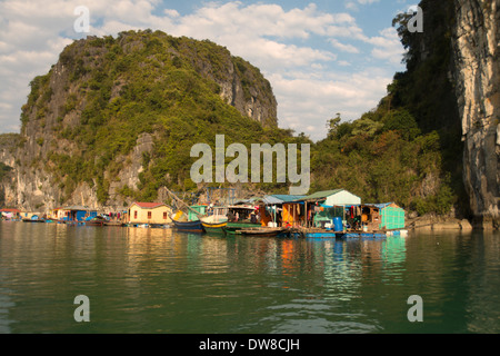 Fischerdorf auf den Gewässern der Ha Long Bay Stockfoto