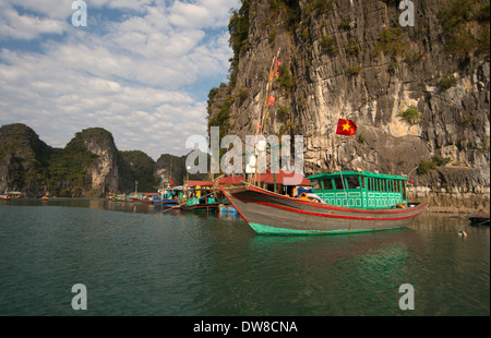 Fischerdorf auf den Gewässern der Ha Long Bucht Ha Long Bay Stockfoto