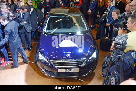 Genf, Schweiz. 3. März 2014. Der Peugeot 308 ist Auto des Jahres einen Tag vor dem ersten Pressetag der jährlichen Automesse Genf Autosalon in Genf, Schweiz, 3. März 2014 benannt. Foto: ULI DECK/DPA/Alamy Live-Nachrichten Stockfoto