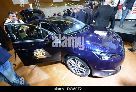 Genf, Schweiz. 3. März 2014. Der Peugeot 308 ist Auto des Jahres einen Tag vor dem ersten Pressetag der jährlichen Automesse Genf Autosalon in Genf, Schweiz, 3. März 2014 benannt. Foto: ULI DECK/DPA/Alamy Live-Nachrichten Stockfoto