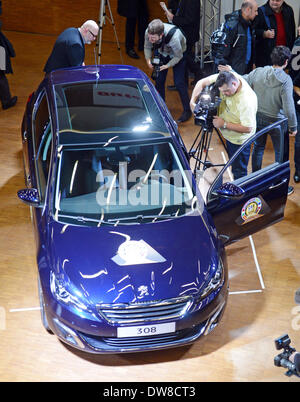 Genf, Schweiz. 3. März 2014. Der Peugeot 308 ist Auto des Jahres einen Tag vor dem ersten Pressetag der jährlichen Automesse Genf Autosalon in Genf, Schweiz, 3. März 2014 benannt. Foto: ULI DECK/DPA/Alamy Live-Nachrichten Stockfoto