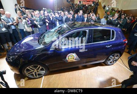 Genf, Schweiz. 3. März 2014. Der Peugeot 308 ist Auto des Jahres einen Tag vor dem ersten Pressetag der jährlichen Automesse Genf Autosalon in Genf, Schweiz, 3. März 2014 benannt. Foto: ULI DECK/DPA/Alamy Live-Nachrichten Stockfoto