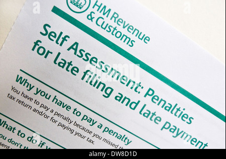 Strafe-Ankündigung von HM Revenue and Customs für verspätete Einreichung der Steuererklärung Selbsteinschätzung. Stockfoto