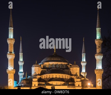 Die beleuchteten Kuppeln und Minarette der Sultan Ahmet oder blaue Moschee, Sultanahmet, Istanbul, Türkei Stockfoto