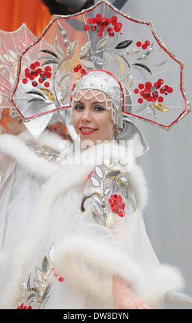 London, UK. 2. März 2014. Kredit-Mitglieder des Staates Moscow Music Hall am Maslenitsa London, Trafalgar Square in London am 2. März 2014: KEITH MAYHEW/Alamy Live-Nachrichten Stockfoto