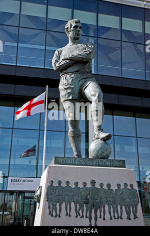 Die Bobby Moore Skulptur außerhalb Wembley Stadion in London, UK Stockfoto