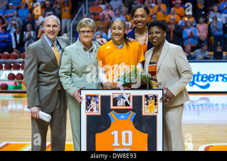 Knoxville, TN, USA. 2. März 2014. 2. März 2014:Meighan Simmons #10 der Tennessee Lady Freiwilligen ist umgeben von ihren Trainern vor der NCAA Basketball-Spiel zwischen der University of Tennessee Lady Vols und die South Carolina Gamecocks an Thompson-Boling Arena in Knoxville, TN © Csm/Alamy Live-Nachrichten Stockfoto