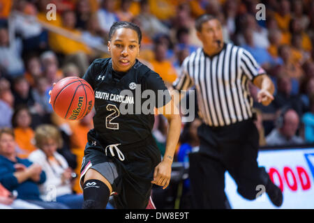 Knoxville, TN, USA. 2. März 2014. 2. März 2014:Olivia Gaines #2 von South Carolina Gamecocks bringt den Ball oben Gericht während der NCAA Basketball-Spiel zwischen der University of Tennessee Lady Vols und die South Carolina Gamecocks an Thompson-Boling Arena in Knoxville, TN © Csm/Alamy Live-Nachrichten Stockfoto