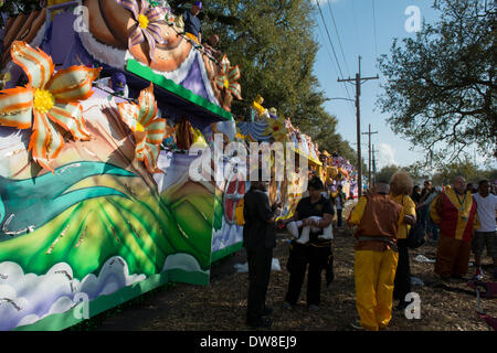 New Orleans, USA. 1. März 2014. Karneval Krewe von Endymion bereitet sich auf die Samstag-Parade in der Lakeview/mid-city Staging-Bereich von New Orleans, Louisiana, Vereinigte Staaten von Amerika am 1. März 2014 beginnen. Bildnachweis: JT Blatty/Alamy Live-Nachrichten Stockfoto