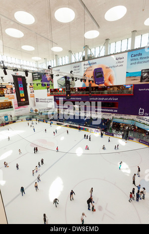 Dubai Mall-Eisbahn und Leute Skaten, Dubai Mall, Dubai, Vereinigte Arabische Emirate, Vereinigte Arabische Emirate Nahost Stockfoto
