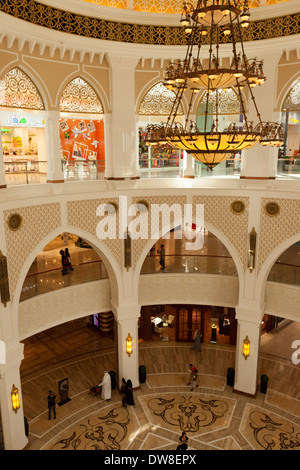 Die reich verzierten Innenraum von der Dubai Mall, die größte Shopping Mall der Welt, Dubai, Vereinigte Arabische Emirate, Vereinigte Arabische Emirate-Nahost Stockfoto