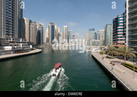 Ein Boot in Dubai Marina, Türme Jumeirah Bereich, Dubai, Vereinigte Arabische Emirate, Vereinigte Arabische Emirate Naher Osten Stockfoto