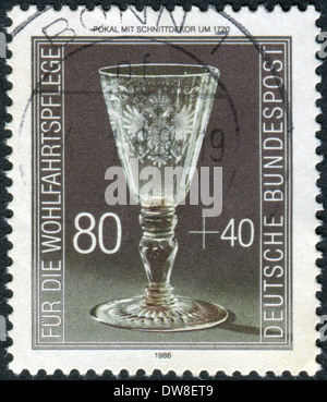 Deutschland - CIRCA 1986: Briefmarke gedruckt in Deutschland, zeigt gravierte Becher, c. 1720, ca. 1986 Stockfoto