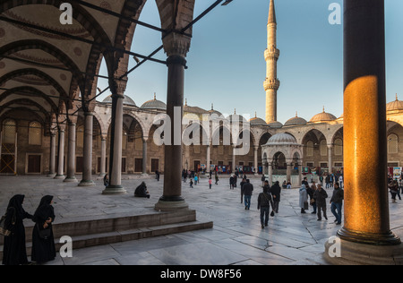 Innenhof des Sultan Ahmet oder blaue Moschee, Sultanahmet, Istanbul, Türkei Stockfoto