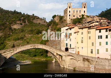 Dolceacqua ist einer der vielen mittelalterlichen Kleinstädten in Ligurien, Italien. Stockfoto