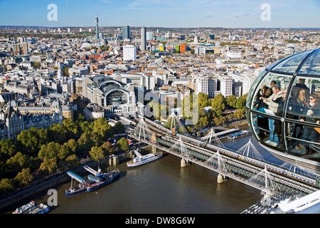 Die Hungerford und goldenes Jubiläum Brücken wie vom London Eye zeigt die BT Tower in Ferne gesehen Stockfoto