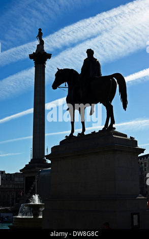 Statue von George IV Trafalgar Square eine bronzene Reiterstatue von Sir Francis Legatt Chantrey mit Nelson Säule hinter Stockfoto