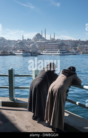 Blick von der Galata-Brücke über das Goldene Horn in Richtung der Süleymaniye-Moschee und die Skyline von Istanbul. Istanbul, Türkei. Stockfoto