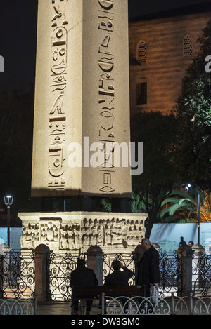 Der ägyptische Obelisk und zum Gedenken an die Übernahme von Theodosius 1. Base. Im Hippodrom, Sultanahmet, Istanbul, Türkei. Stockfoto