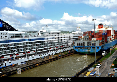 Containerschiff Mol Exzellenz und Norwegisch Star cruise Boot Panamakanal Miraflores-Schleusen Panama Stockfoto