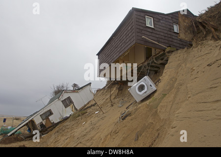 Erodierten Klippen und beschädigte Chalets nach Dezember 2013 Gezeiten Überspannungsschutz Hembsby Norfolk England Januar Stockfoto