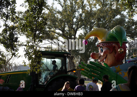 Karneval Krewe von Endymion bereitet sich auf die Samstag-Parade in der Lakeview/mid-city Staging-Bereich von New Orleans, Louisiana, Vereinigte Staaten von Amerika am 1. März 2014 beginnen. Stockfoto