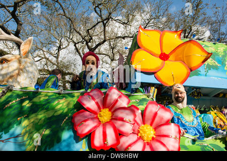 Karneval Krewe von Endymion bereitet sich auf die Samstag-Parade in der Lakeview/mid-city Staging-Bereich von New Orleans, Louisiana, Vereinigte Staaten von Amerika am 1. März 2014 beginnen. Stockfoto