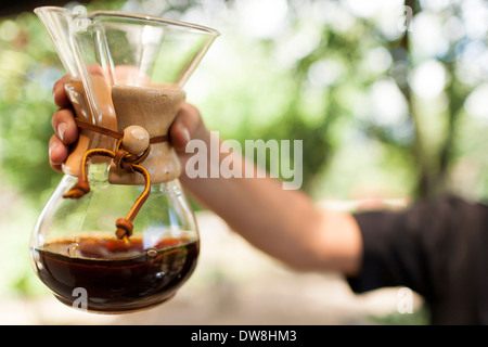 Frisch gebrühter Kaffee swills und wirbelt herum Chemex Kolben bei seiner Rösten in Juayua El Salvador Stockfoto