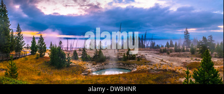 Sonnenaufgang in West Thumb Geyser Basin - Yellowstone-Panorama Stockfoto