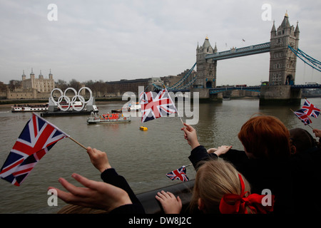 Riesige Olympischen Ringe, Messung der 11m hohe und 25m breit und montiert auf einem Lastkahn unterqueren London Tower Bridge an der Themse, am 28. Februar 2012, wie Veranstalter 150 Tage bis zum Beginn der Olympischen Spiele 2012 in London feiern. (Foto von Tal Cohen) Stockfoto