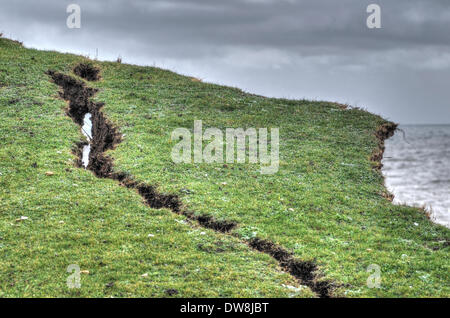 Datei-PIX von Birling Gap, Sussex, UK im Vorfeld bis zu heutigen dramatischen rockfall.3 März 2014. Flut spült die vorherigen Steinschläge und beginnt auf der ganzen wieder an die Klippe BaseLarge Brocken wegschneiden stürzen in der Brandung und weitere Risse AppearThe Kombination von Hochwasser, Stürme, starke Südwinde und Rekord Niederschläge Erosion mit einer Rate, die noch nie gesehen verursacht, bevor auf die Sussex CoastBeneath dieses immer größer werdende riss eine grosse Öffnung liegt (siehe vorherigen Bilder exklusiv bei Alamy) David Burr/Alamy Live News Stockfoto