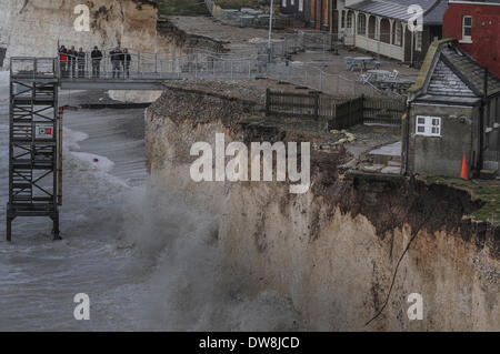 Datei-PIX von Birling Gap, Sussex, UK im Vorfeld bis zu heutigen dramatischen rockfall.3 März 2014. Flut spült die vorherigen Steinschläge und beginnt auf der ganzen wieder an die Klippe BaseLarge Brocken wegschneiden stürzen in der Brandung und weitere Risse, die AppearThe Kombination von Hochwasser, Stürme, starke Südwinde und Rekord Regen Erosion mit einer Rate, die nie zuvor auf der Küste von Sussex verursacht. Mindestens ein Meter hat in den letzten 24 Stunden verloren gegangen, die Ende-Hütte ist jetzt unterboten David Burr/Alamy Live News Stockfoto